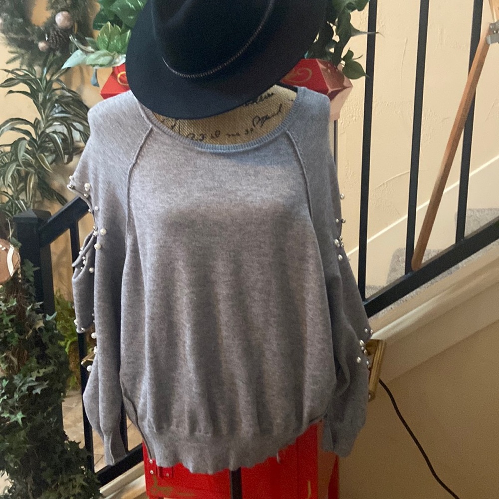 Elan beaded sweatshirt with sexy cut-outs in arms. Size M